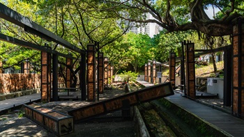 Brick walls, columns and metal frames were preserved in Relics of Sheds (Red Brick Column Zone) for appreciation and reminiscence of the locus.